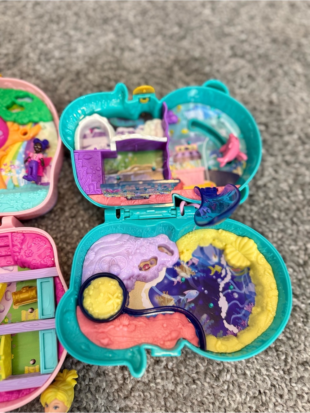 Polly Pocket Otter Aquarium Compact Set & Unicorn Forest Compact Set & 2 Polly’s - Picture 5 of 14